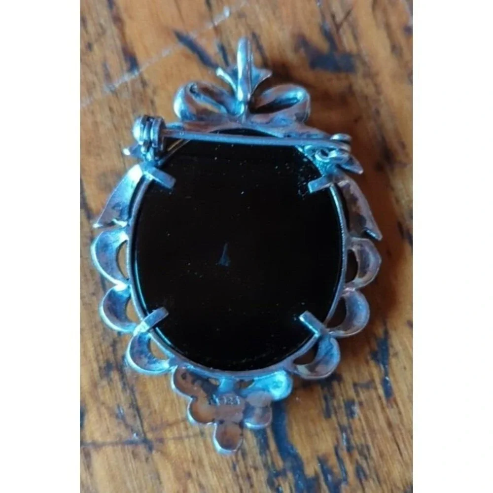 VINTAGE ANTIQUE STERLING SILVER CAMEO PIN BROOCH Very Pretty